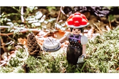 Die Playmobil-Sonderfigur „Schwarzwald Marie“ in klassischer Tracht, mit Schwarzwälder Kirschtorte und dem markanten roten Bollenhut.