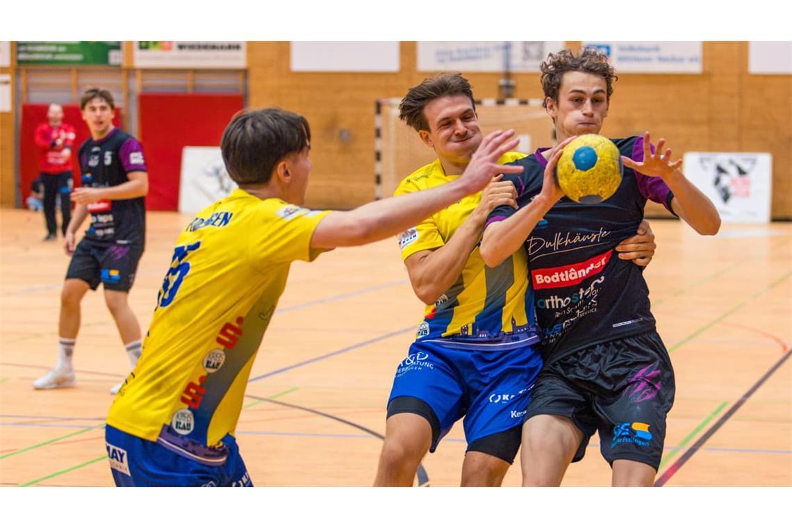 Die Plochinger Manuel Kopf (links) und Michael Hägele packen zu und machen den berghandballern um Tom Hughes das Leben schwer.