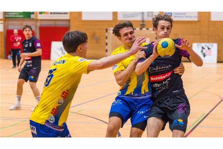 Die Plochinger Manuel Kopf (links) und Michael Hägele packen zu und machen den berghandballern um Tom Hughes das Leben schwer.