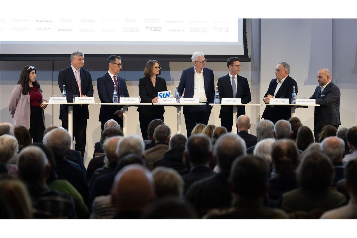 Die Podiumsdiskussion zur Landtagswahl 2026 geht zu Ende, die Stimmung bei den Wahlabsichten bleibt stabil.