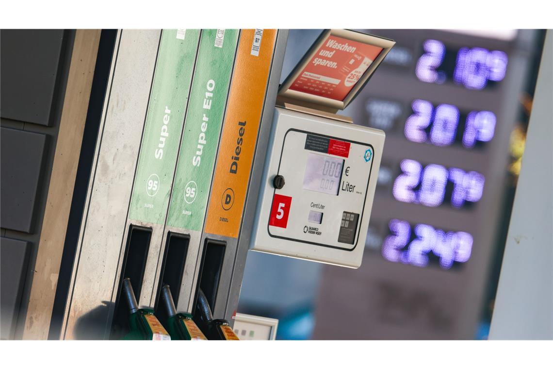 Die Politik fordert eine genaue Prüfung der Preisentwicklung an den Tankstellen (Symbolfoto).
