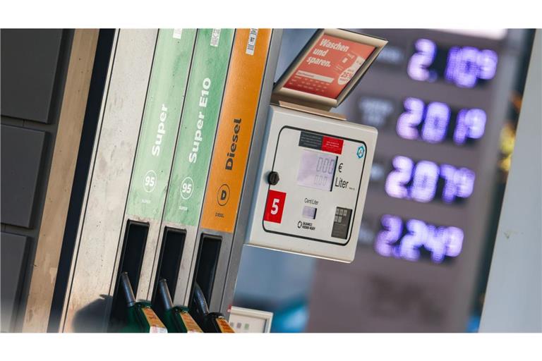 Die Politik fordert eine genaue Prüfung der Preisentwicklung an den Tankstellen (Symbolfoto).