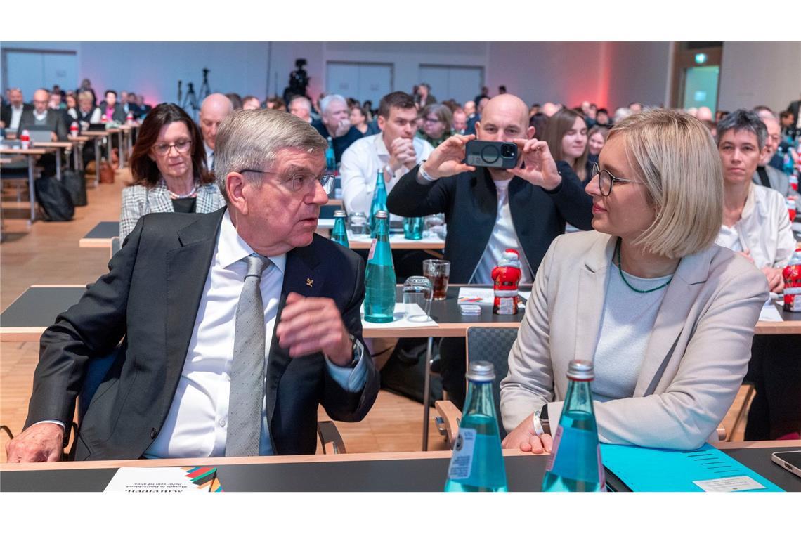 Die Politik um Sport-Staatsministerin Christiane Schenderlein (CDU, r) unterstützt eine deutsche Olympia-Bewerbung.