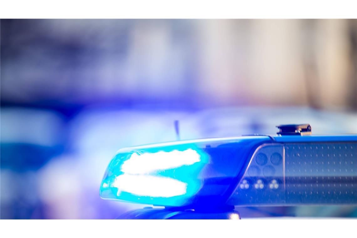 Israel-Flagge gleich zweimal umgestoßen Die Polizei bat Zeugen um Hinweise. (Symbolbild)