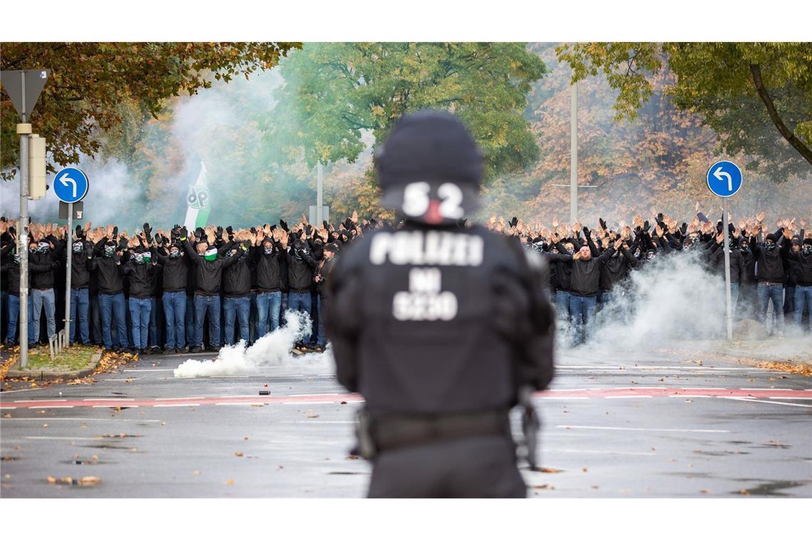 Fragen & Antworten zum Streit um Polizeikosten im Fußball Die Polizei begleitet das als Hochrisikospiel eingestufte Derby zwischen Hannover 96 und Eintracht Braunschweig mit einem Großaufgebot (Archivbild).