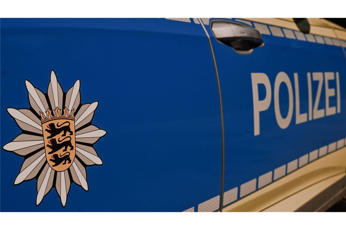 Cessna-Pilot muss kurz nach dem Start auf einem Acker landen Die Polizei begleitete die Rückkehr der Cessna auf den Flugplatz. (Symbolbild)