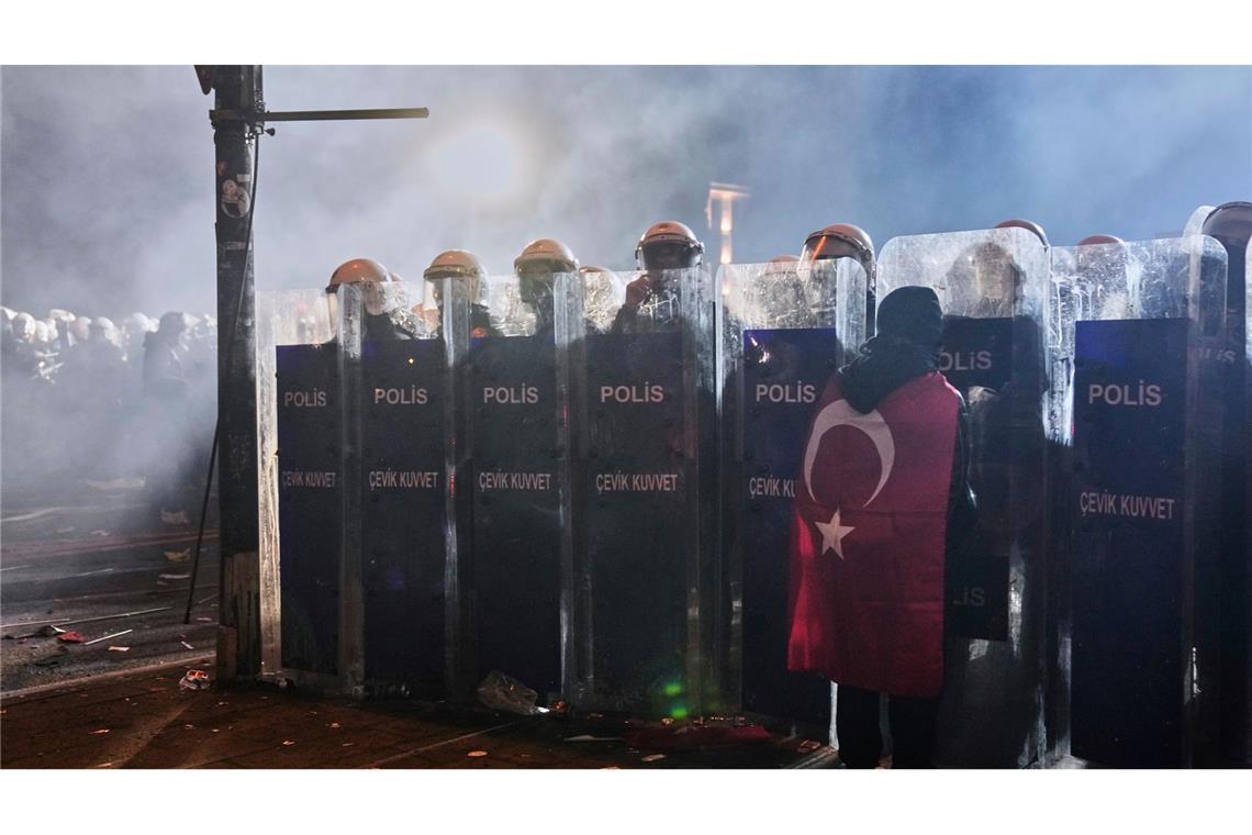 Mehrere Journalisten in der Türkei verhaftet Die Polizei beklagt mehr als 120 verletzte Beamte.