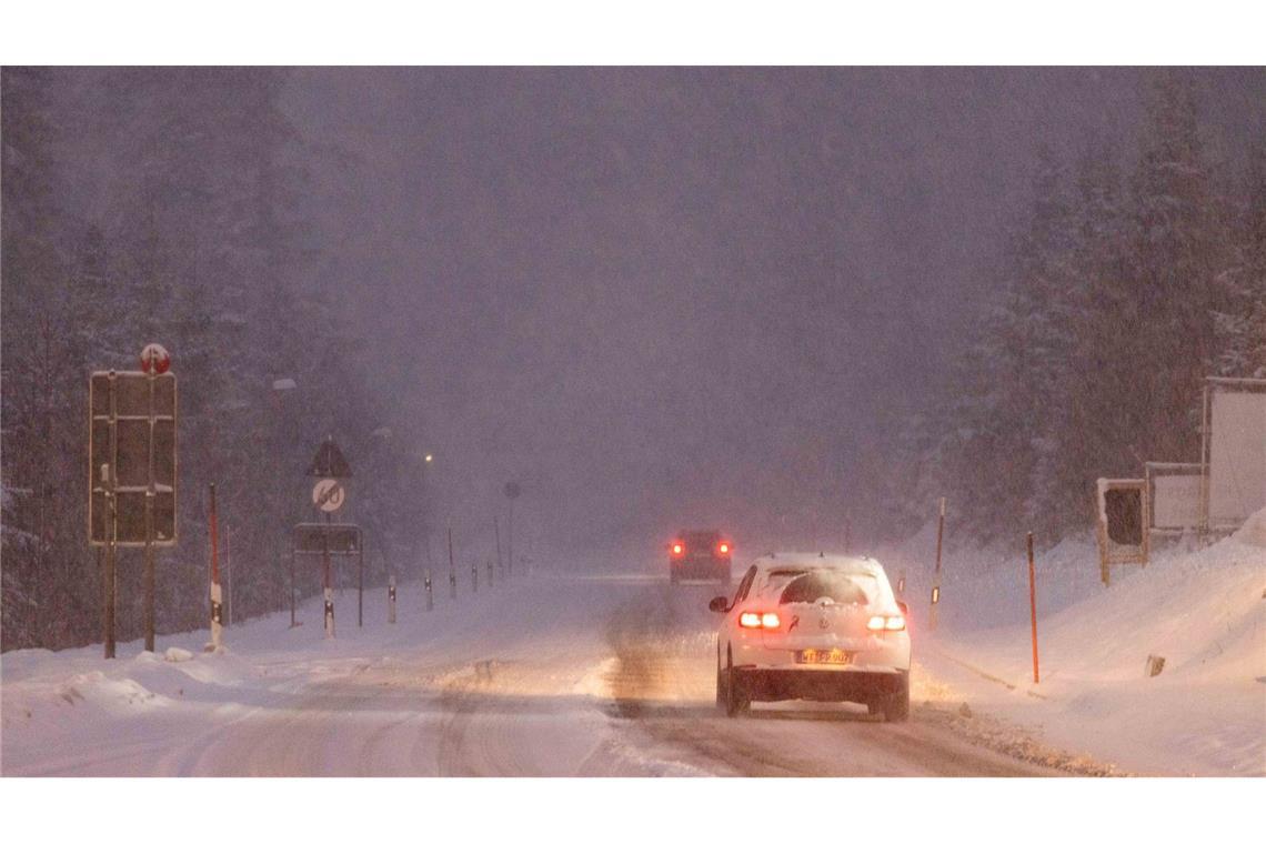 Starker Schneefall bremst Verkehr im Süden aus Die Polizei berichtete von vielen Glätte-Unfällen.