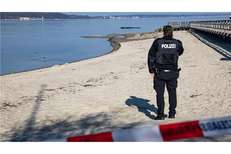 Die Polizei bittet darum, sich dem Wal nicht zu nähern, um ihn nicht zusätzlich zu stressen.