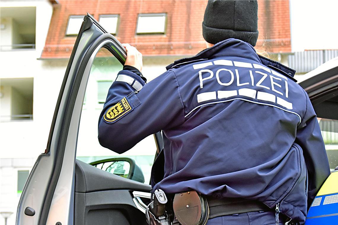 Die Polizei bittet um Hinweise auf den bislang noch unbekannten Fahrradfahrer. Symbolfoto: Tobias Sellmaier