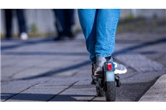 Die Polizei bringt den jungen E-Scooter-Fahrer nach Hause. (Symbolbild)
