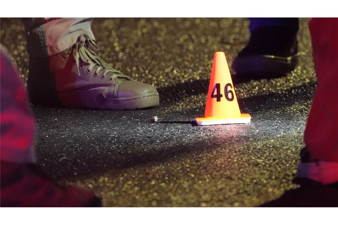 Die Polizei des US Secret Service steht an einem Tatort in der Nähe des Weißen Hauses. In unmittelbarer Nähe des Weißen Hauses haben Sicherheitskräfte Schüsse eines mutmaßlichen Angreifers erwidert und diesen dabei tödlich verletzt.