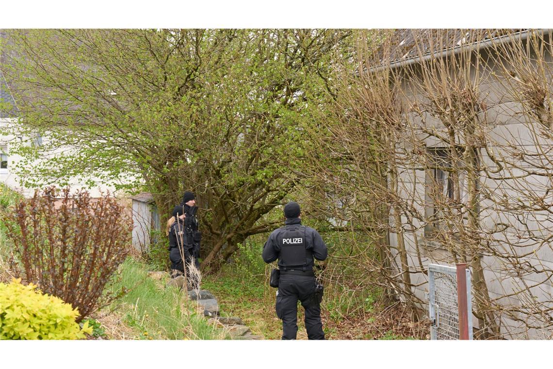 Mutmaßlicher Dreifachmord – Polizei sucht mit Großaufgebot Die Polizei durchsucht in der Region immer wieder verschiedene Orte.