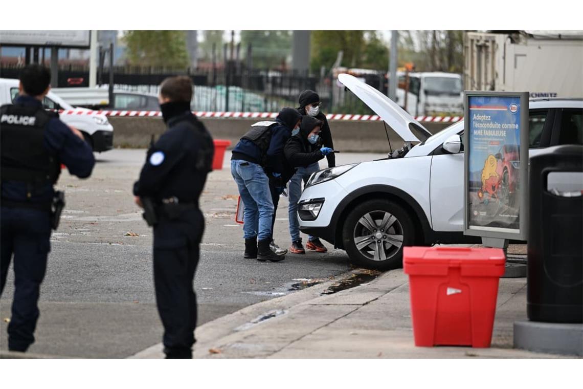 Die Polizei durchsucht nach dem Anschlag bei Paris ein Auto an einer Tankstelle. Die Untersuchungen deuten immer mehr auf ein rassistisches Motiv hin.