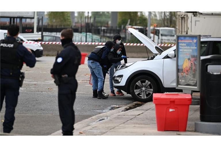 Die Polizei durchsucht nach Schüssen in Trappes vor den Toren von Paris ein Auto an einer Tankstelle. Ein Mann in einem Auto hat in Gemeinden bei Paris auf offener Straße mehrere Schüsse abgefeuert.