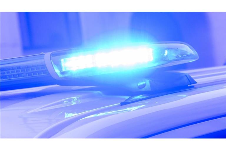 Die Polizei ermitteln wegen gefährlicher Körperverletzung und Sachbeschädigung gegen einen 78-Jährigen. (Symbolbild)