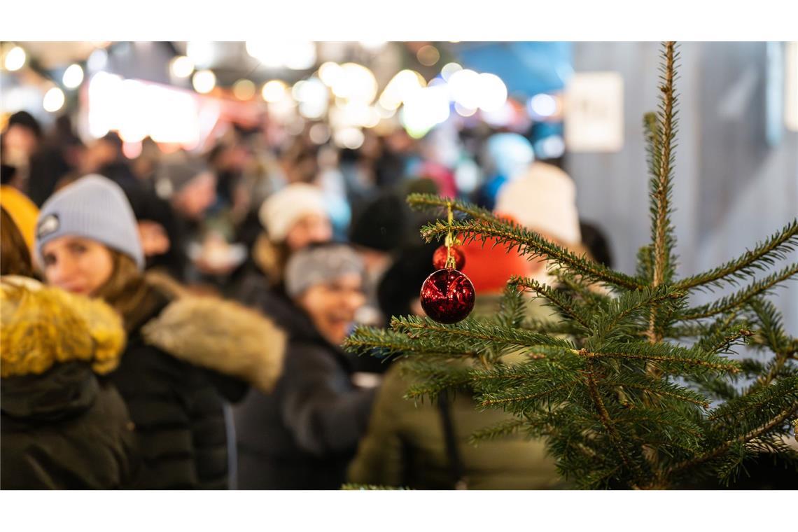 Polizei ermittelt nach Hitlergruß auf Weihnachtsmarkt Die Polizei ermittelt nach dem Vorfall auf dem Weihnachtsmarkt in Rottweil.
