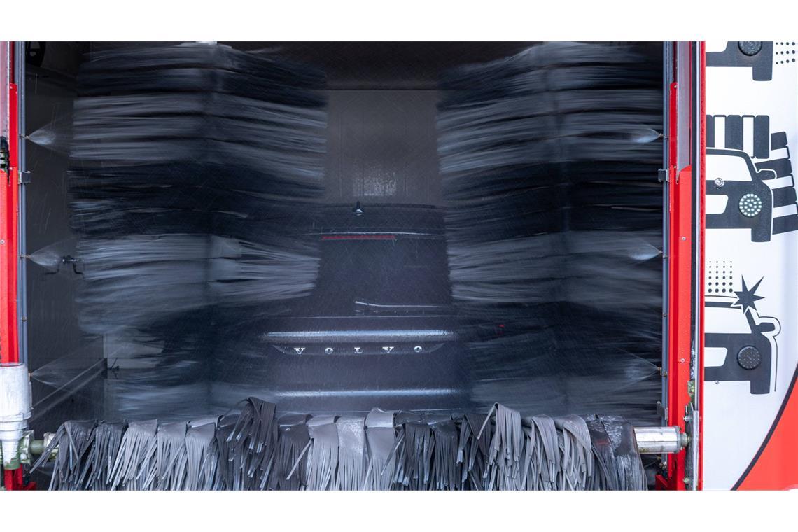 Die Polizei ermittelt nach einem Unfall an einer Autowaschanlage. (Symbolfoto)