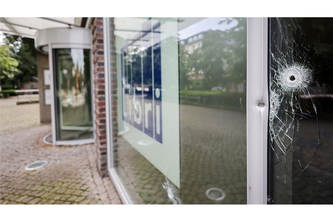 Unbekannte schießen mehrfach auf Hamburger Buchgroßhandel Die Polizei ermittelt nach Schüssen auf das Gebäude eines Buchgroßhändlers in Hamburg-Altona.