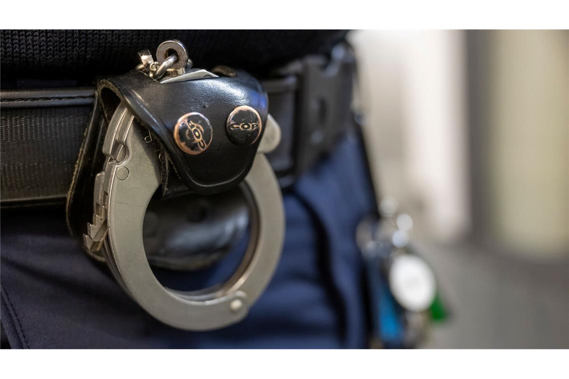 Die Polizei ermittelt nun unter anderem wegen räuberischen Diebstahls gegen den 41-Jährigen. (Symbolbild)