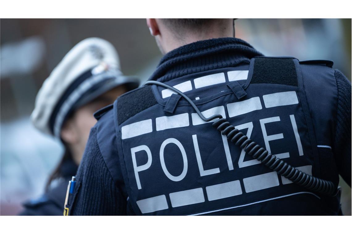 Toter in brennendem Auto auf Krankenhausparkplatz gefunden Die Polizei ermittelt (Symbolbild).