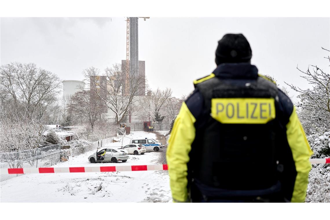 Die Polizei ermittelt vor Ort wegen des Verdachts der Brandstiftung.