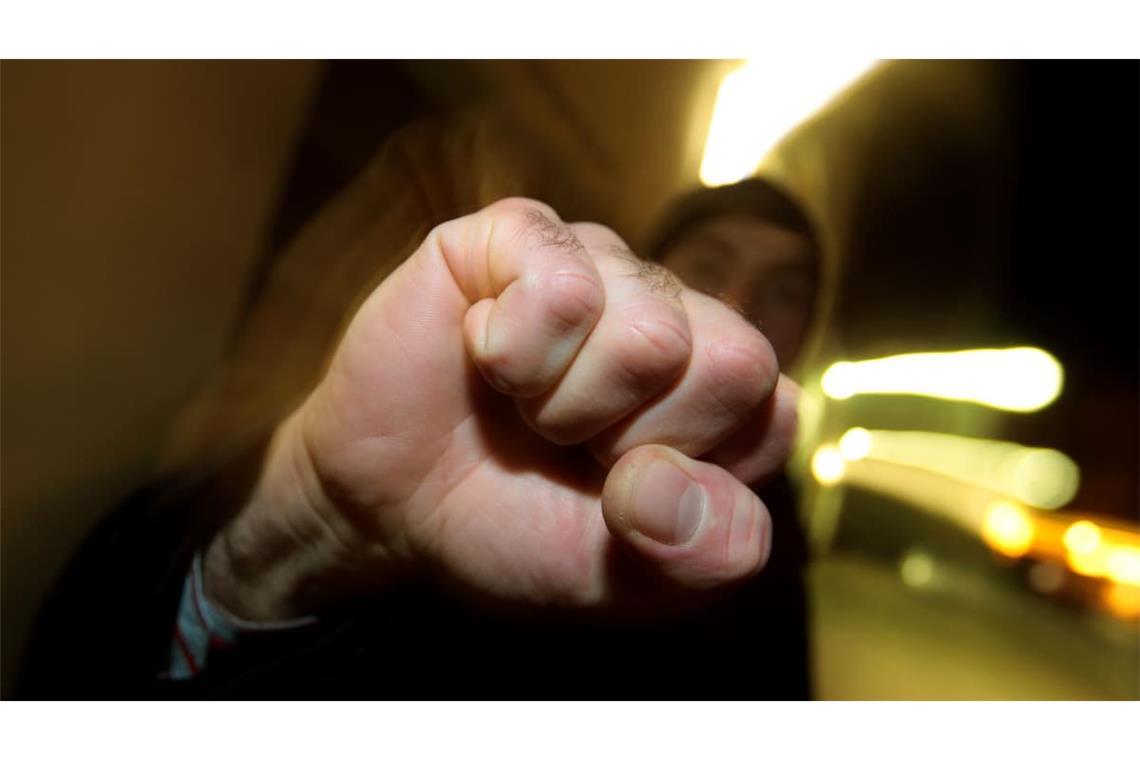 Die Polizei ermittelt wegen eines körperlichen Angriffs in einem Zug in Aalen. (Symbolbild)