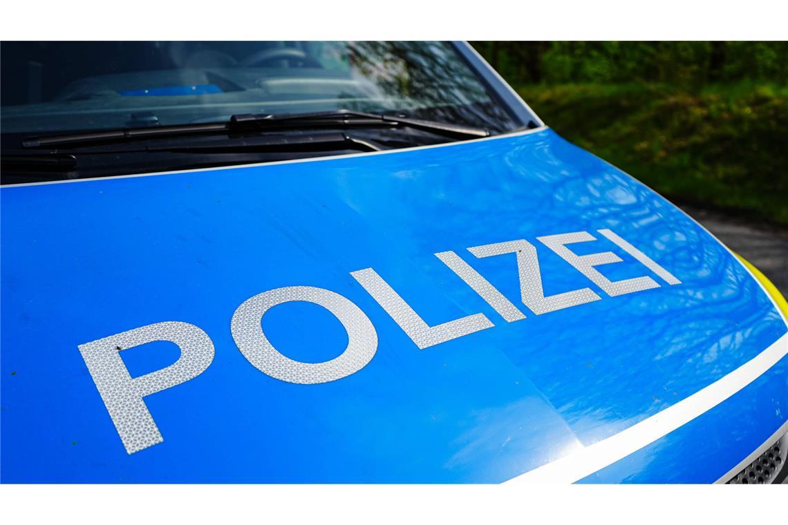 Paketbote prallt mit Auto gegen Gebäude Die Polizei ermittelt zur Unfallursache.