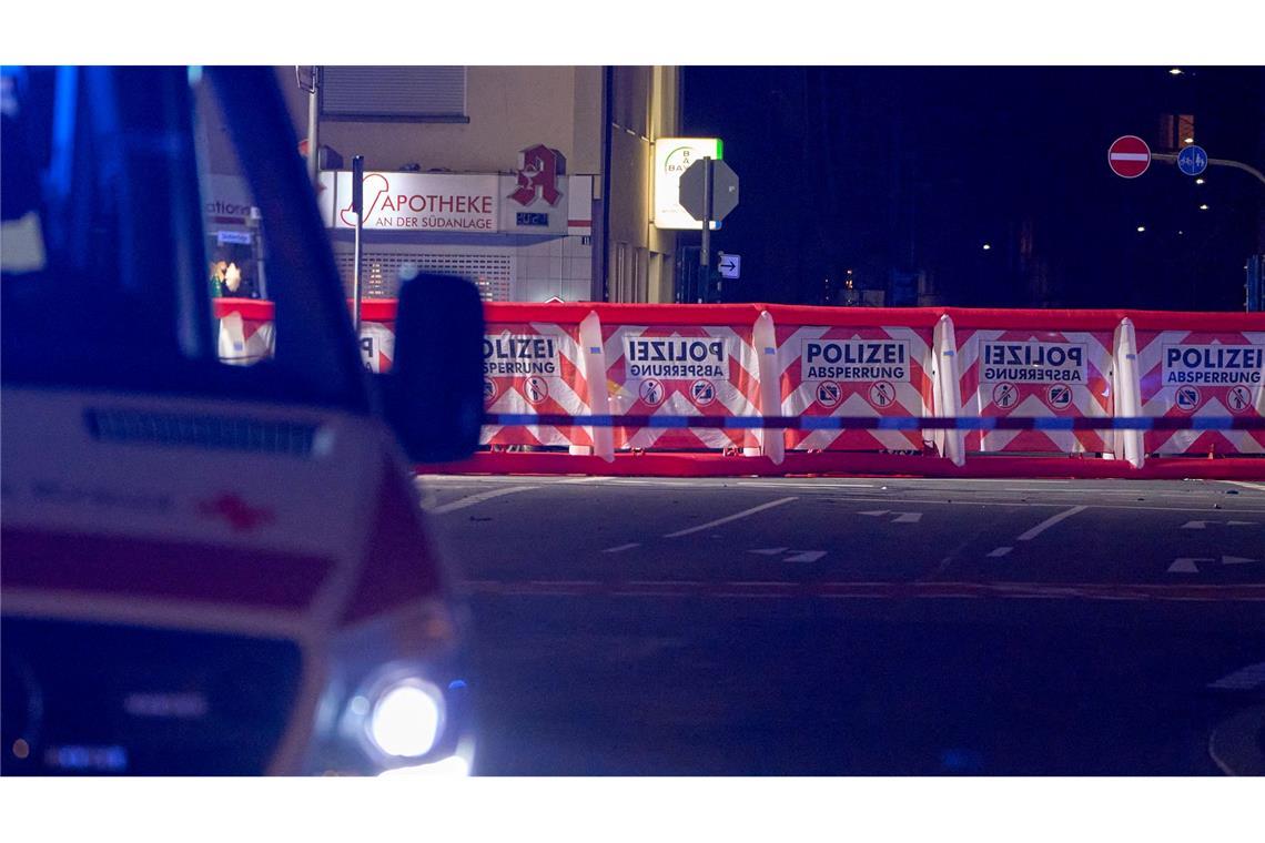 Die Polizei errichtete auch mobile Sichtschutzwände.