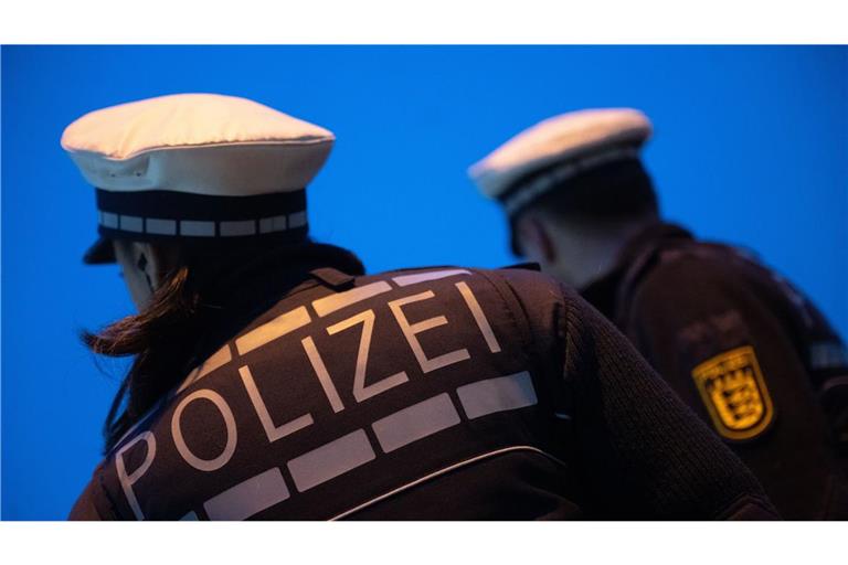 Die Polizei fahndet nach einem weiteren Verdächtigen. (Symbolbild)