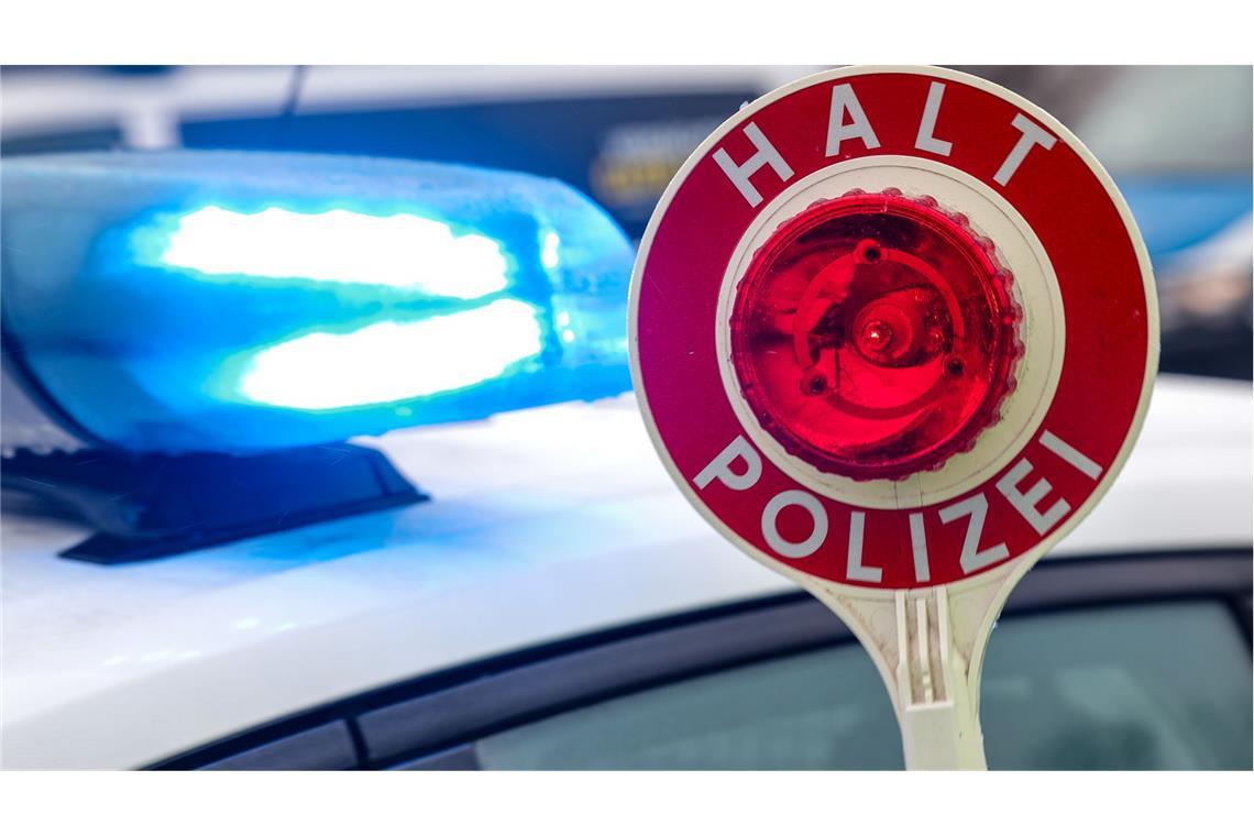 Biker macht Wheelie und rast auf Polizisten zu – Fahndung Die Polizei fahndet nach einer weiß-orangenen Crossmaschine mit einem dunkel gekleideten Fahrer.