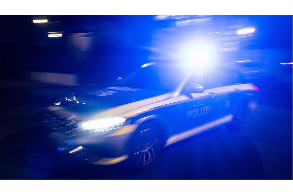 Teenager fährt mit Auto der Mutter umher und baut Unfall Die Polizei fahndete unter anderem mit einem Hubschrauber nach ihm. (Symbolbild)