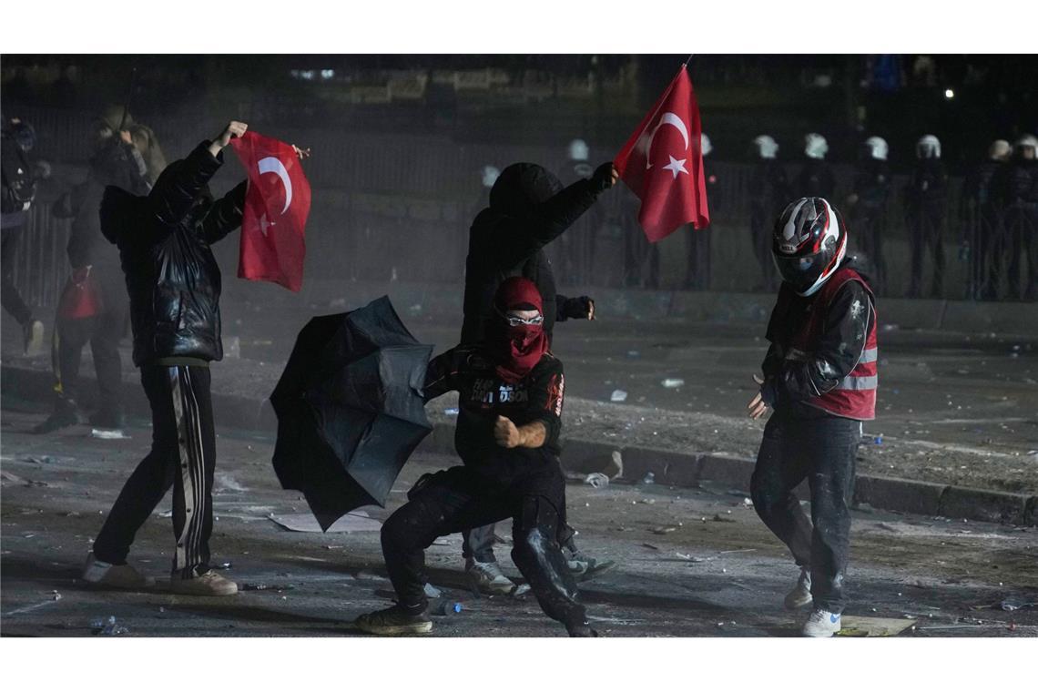 Proteste in der Türkei halten an – Opposition ruft zu Großkundgebung auf Die Polizei feuert während einer Demonstration Tränengas ab, nachdem der Bürgermeister von Istanbul, Imamoglu, festgenommen und inhaftiert wurde. (Archivbild)