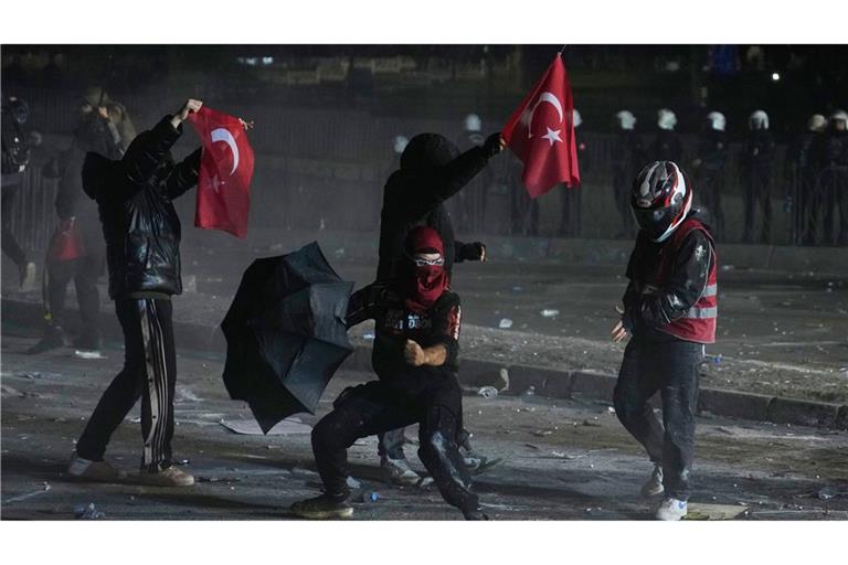 Die Polizei feuert während einer Demonstration Tränengas ab, nachdem der Bürgermeister von Istanbul, Imamoglu, festgenommen und inhaftiert wurde. (Archivbild)