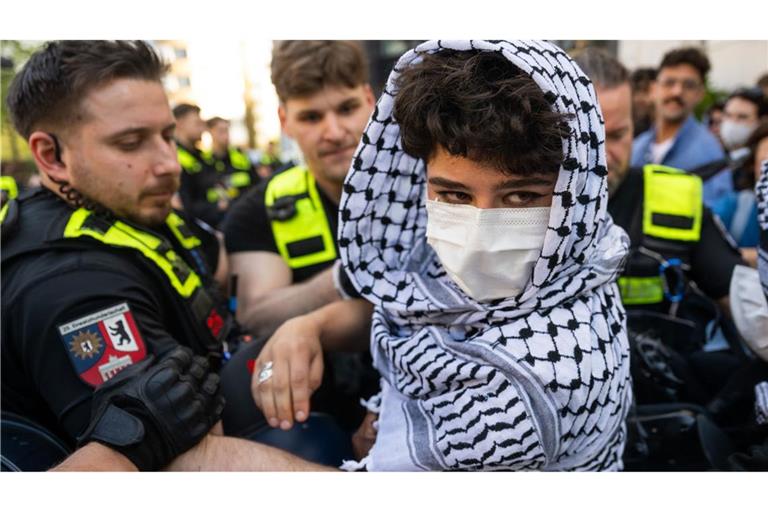 Die Polizei geht gegen einen Besetzer vor.
