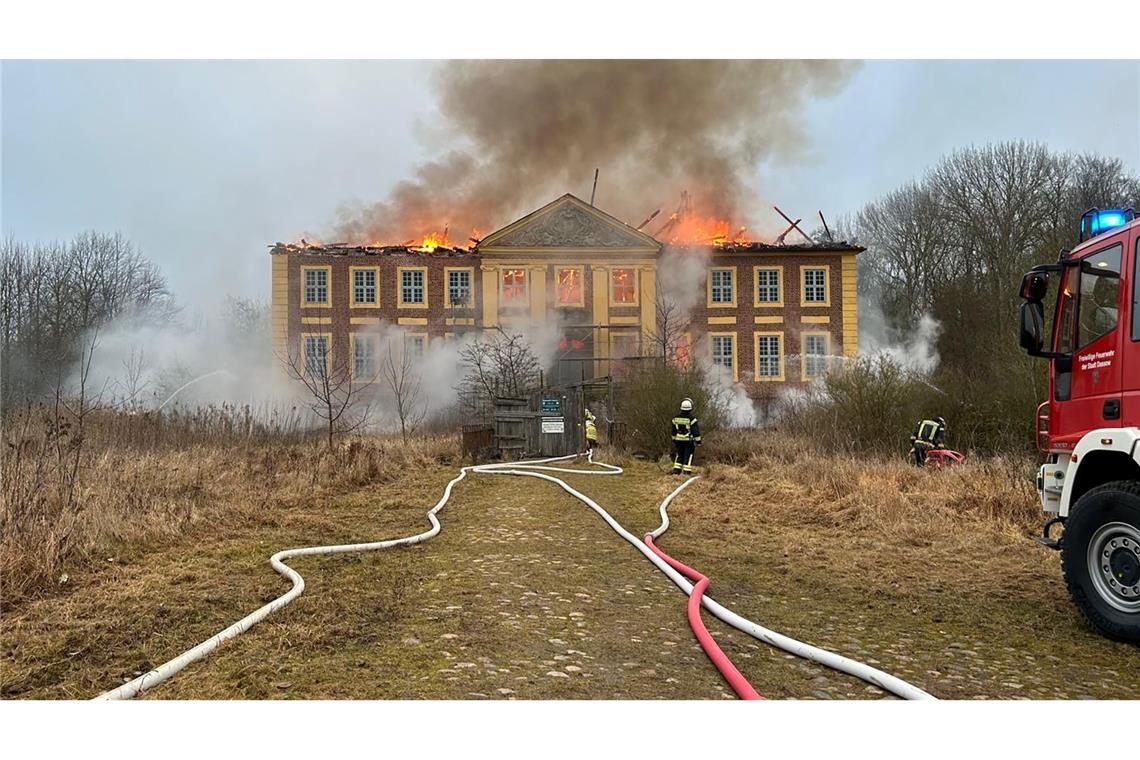 Wohl Brandstiftung beim "Das weiße Band"-Filmschloss Die Polizei geht von Brandstiftung aus.