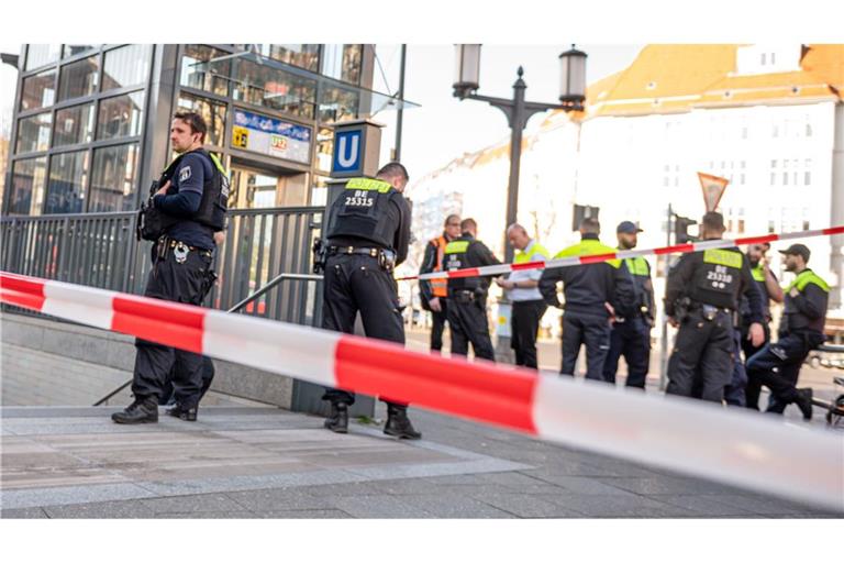 Die Polizei hat auf einen Mann geschossen, der offenbar jemanden erstochen hat.