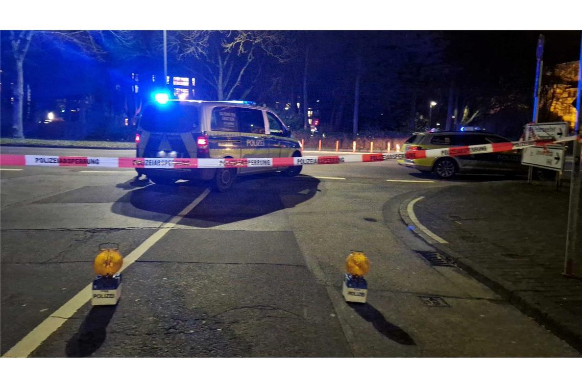 Die Polizei hat das Gebiet rund um die Bushaltestelle abgesperrt.