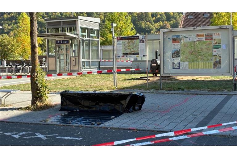 Die Polizei hat die Sitzbank am Oberndorfer Bahnhof ebenso wie den Bereich davor mit einer Plane abgedeckt und den Bereich weiträumig abgesperrt.