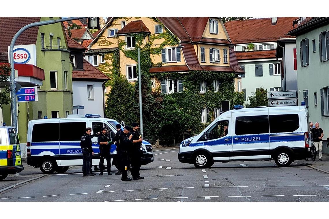 Liveticker: Streitgespräch beendet – außer einigen Rangeleien blieb es friedlich Die Polizei hat die Straße vor der Halle für den Verkehr gesperrt.