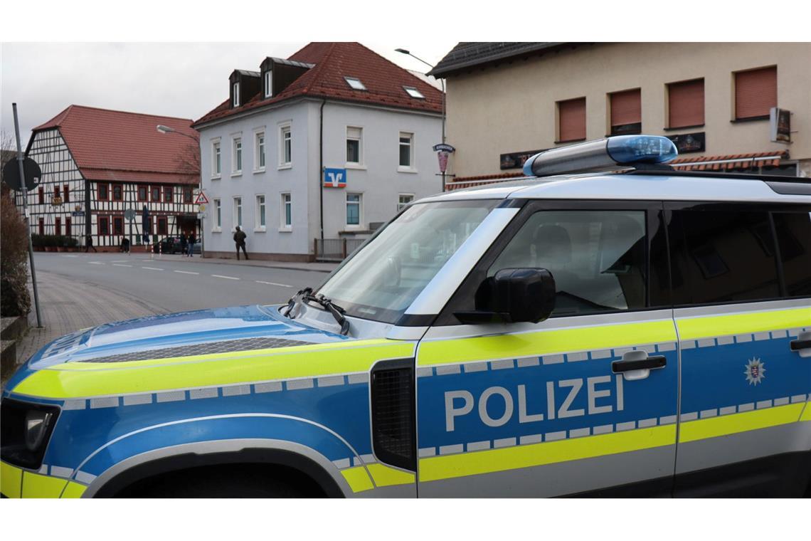 Täter hält Bankmitarbeiterin stundenlang fest - Motiv unklar Die Polizei hat die Umgebung abgesperrt.