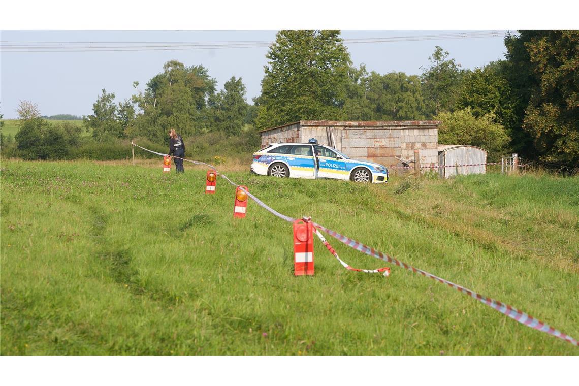 Ist gefundener Leichnam der gesuchte Dreifachmörder? Die Polizei hat ein Gebiet nach dem Fund einer Leiche abgesperrt.