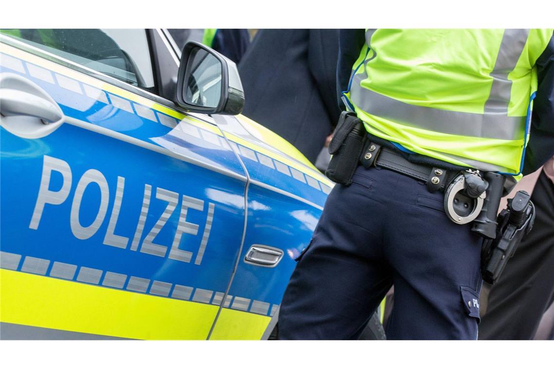 Polizei fasst in Bayern weiteren Verdächtigen einer Schleuserbande Die Polizei hat ein per Haftbefehl gesuchtes mutmaßliches Mitglied einer größeren Schleuserbande festgenommen. (Symbolbild)