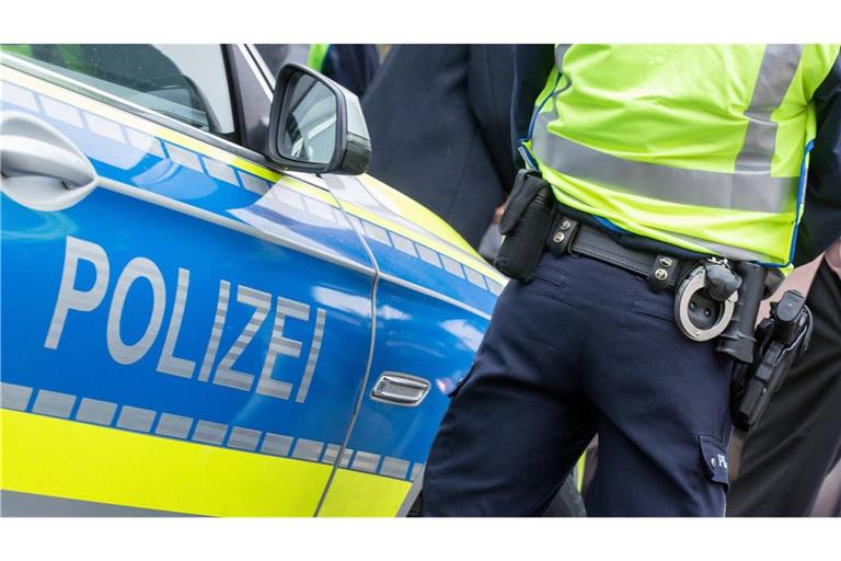 Die Polizei hat ein per Haftbefehl gesuchtes mutmaßliches Mitglied einer größeren Schleuserbande festgenommen. (Symbolbild)
