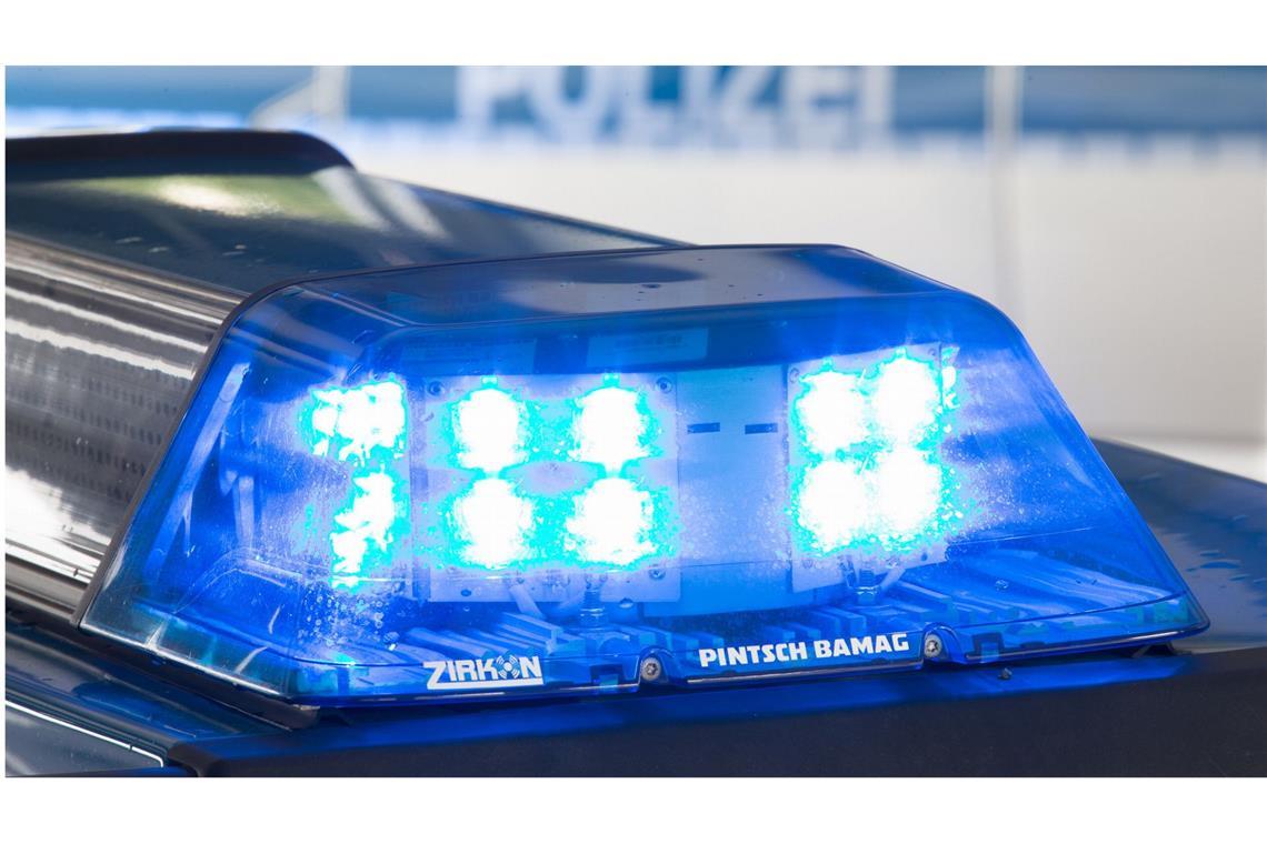Mann zeigt Hitlergruß und uriniert an Polizeigebäude Die Polizei hat einen 32-Jährigen in Gewahrsam genommen (Symbolbild).