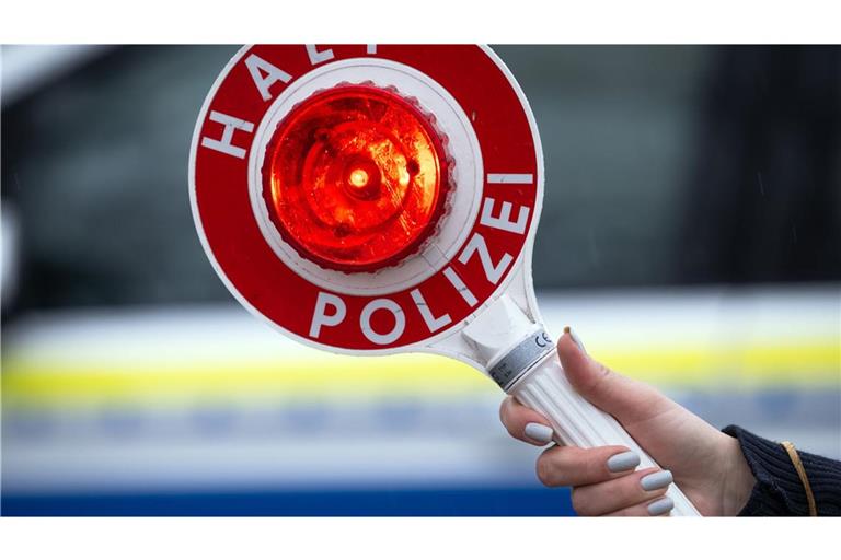 Die Polizei hat einen Autofahrer angehalten.