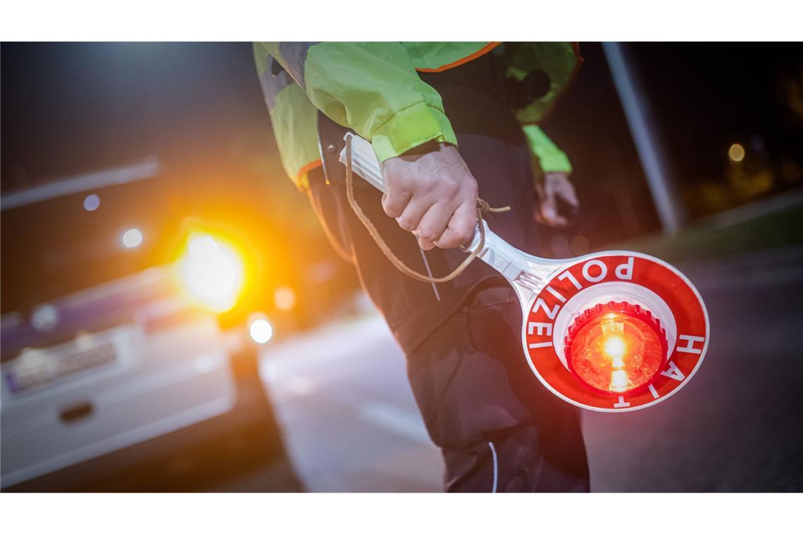 Die Polizei hat einen jungen Autofahrer in Neustadt in Schleswig-Holstein aus dem Verkehr gezogen (Symbolfoto).