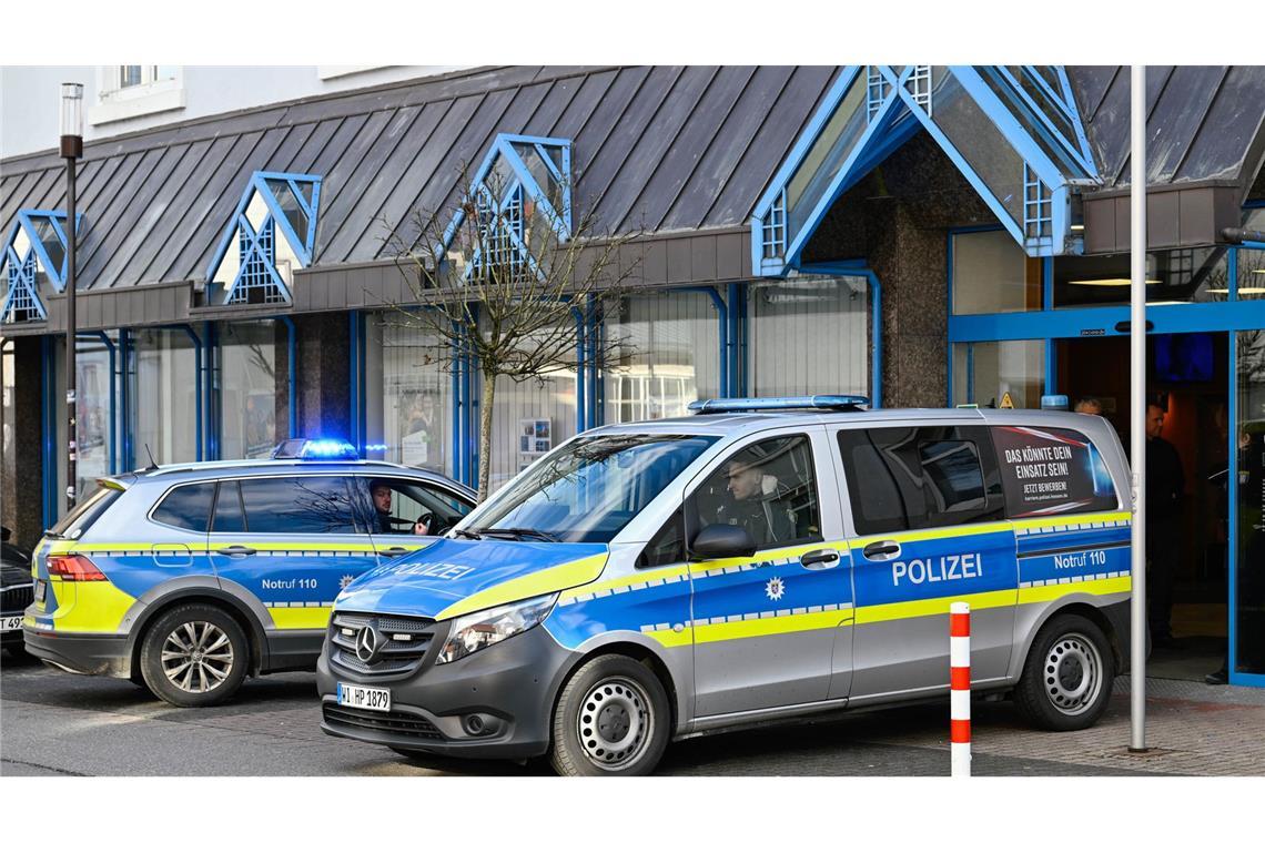 Ermittlungen nach Großeinsatz im Odenwald gehen weiter Die Polizei hat einen Mann festgenommen, der in einer Bankfiliale eine andere Person in seiner Gewalt hatte.