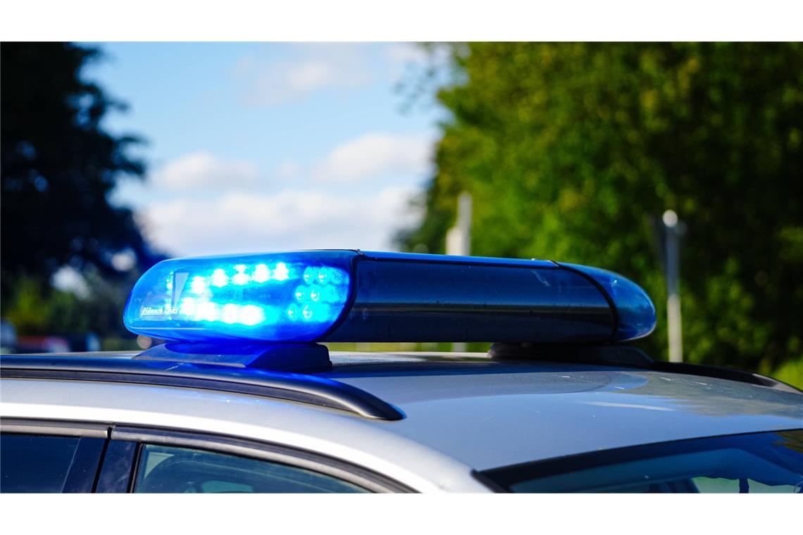 Mann soll Frau mit Pfosten lebensgefährlich verletzt haben Die Polizei hat einen Mann festgenommen, der mit einem Metallpfosten eine Frau verletzt haben soll (Symbolfoto).