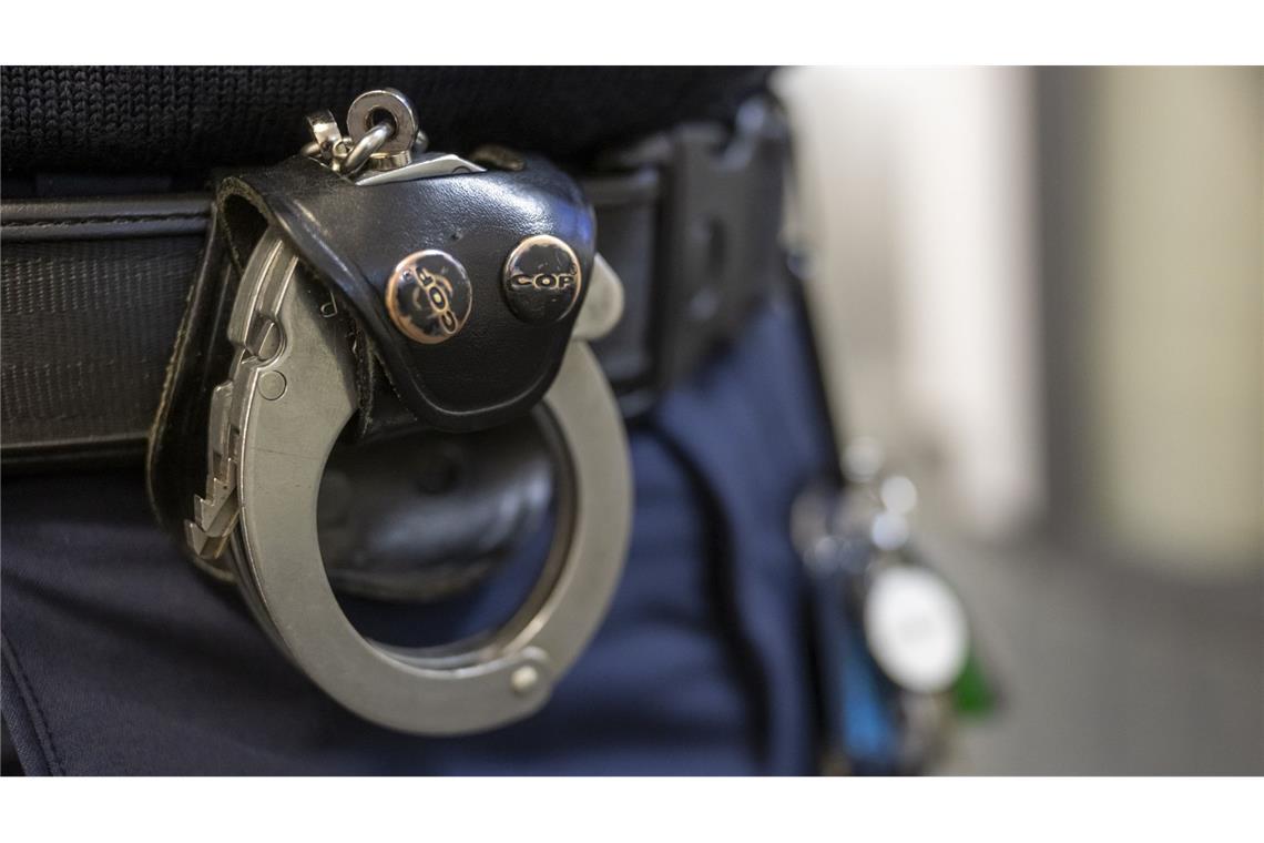 20-Jähriger mit Messer verletzt - Weiterer Mann in U-Haft Die Polizei hat einen Verdächtigen in Untersuchungshaft genommen. (Symbolbild)